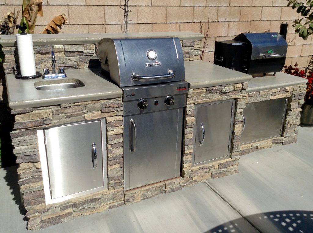 Outdoor grill island covered with Regency Stacked Stone panels in Misty Morning color.