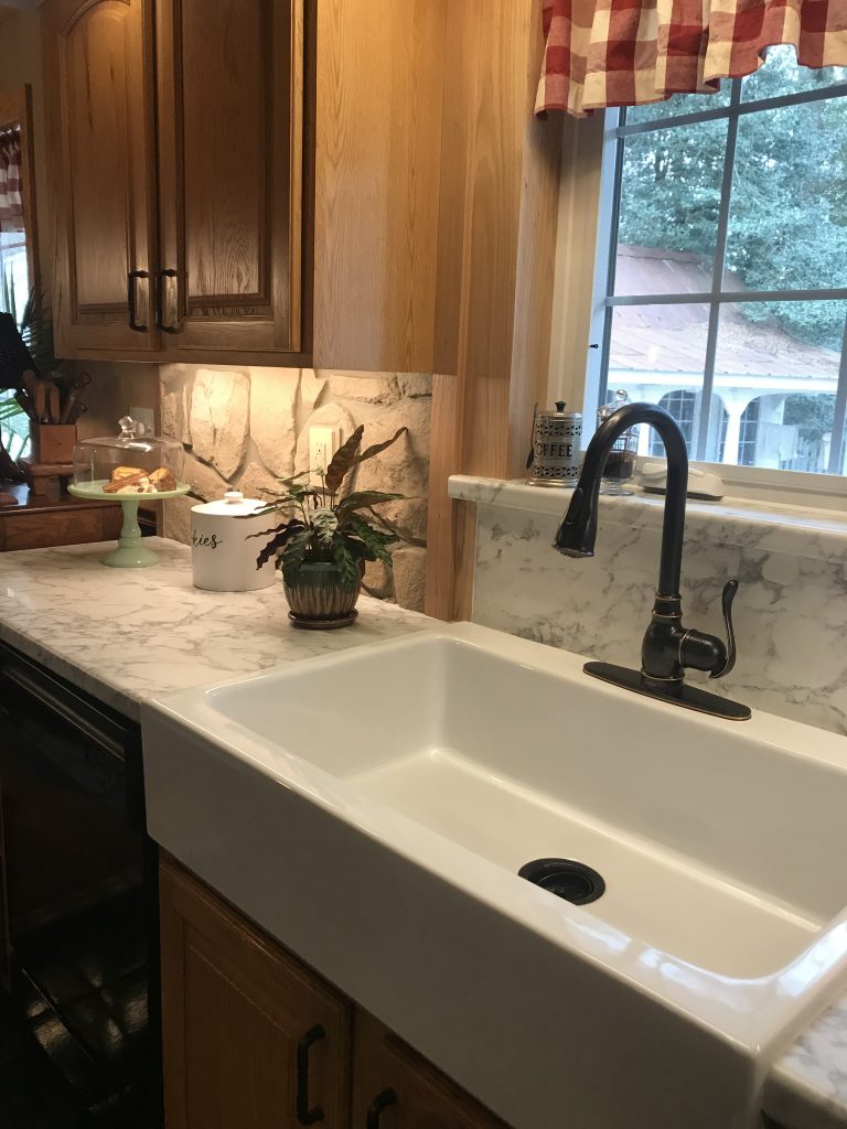 Kitchen backsplash with Fieldstone texture made with waterproof polyurethane panels.