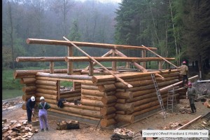  This real log cabin shows how an authentic beam-supported roof would look.