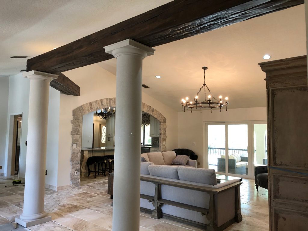 The suspended beams follow the natural divide between the living room and the adjoining area.