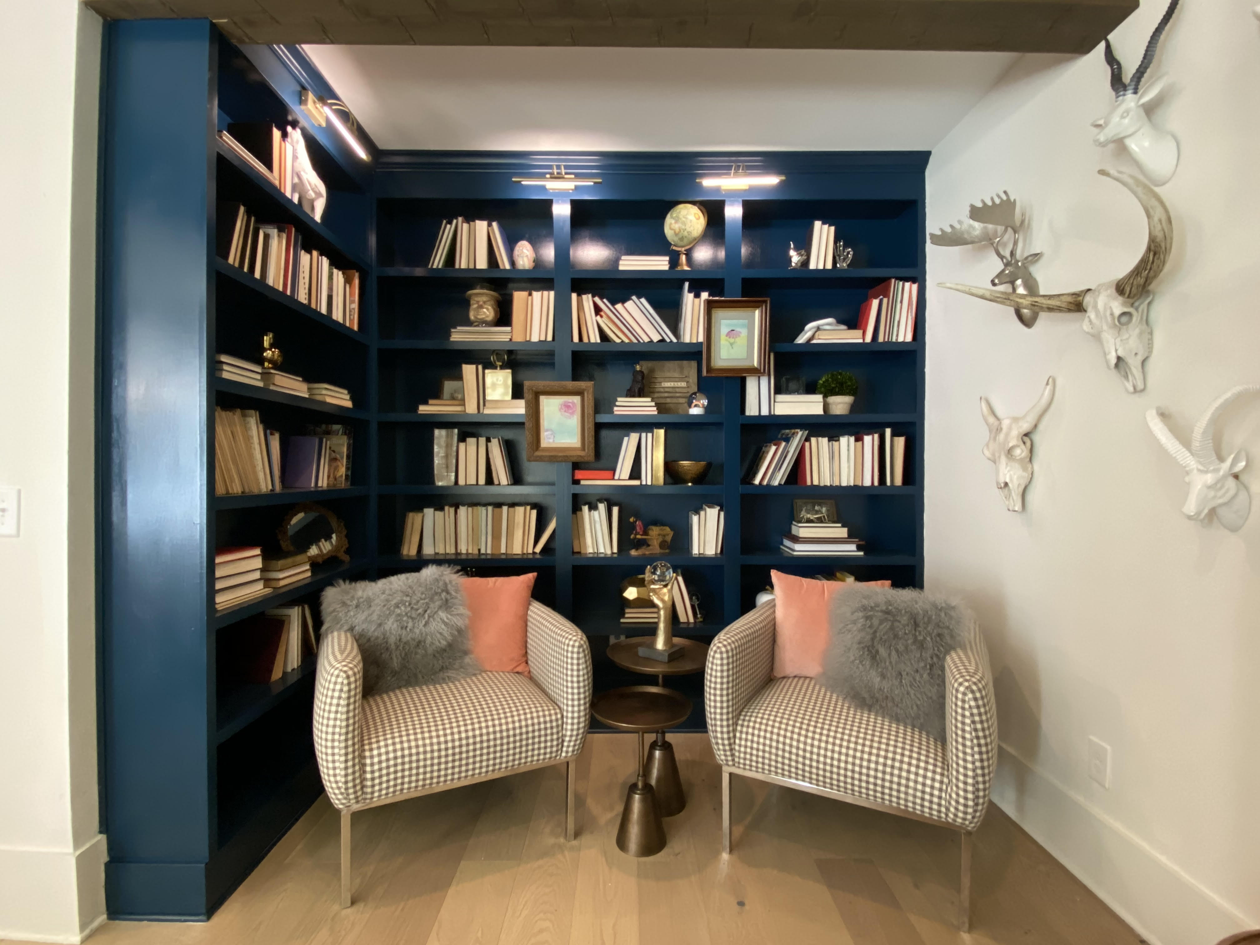 A well-decorated book nook area with a single Barron Designs Wood Ceiling Beam