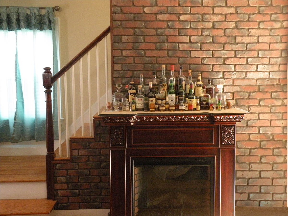 Worthy of any Chicago speakeasy, this stunning fireplace and drinks cabinet is framed by our Old Chicago brick veneer panels.