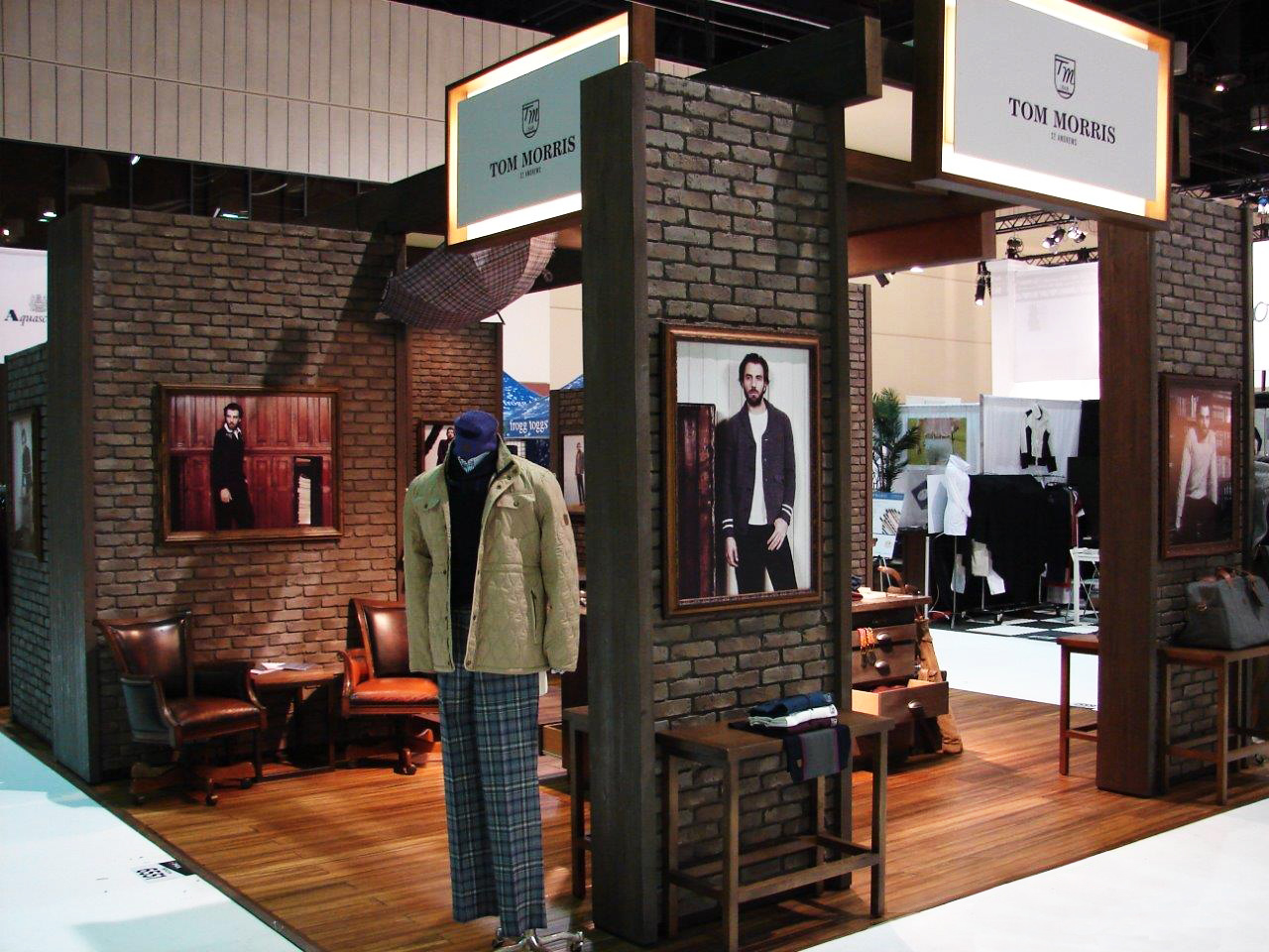 Old Chicago Brick panels on a Tom Morris display.