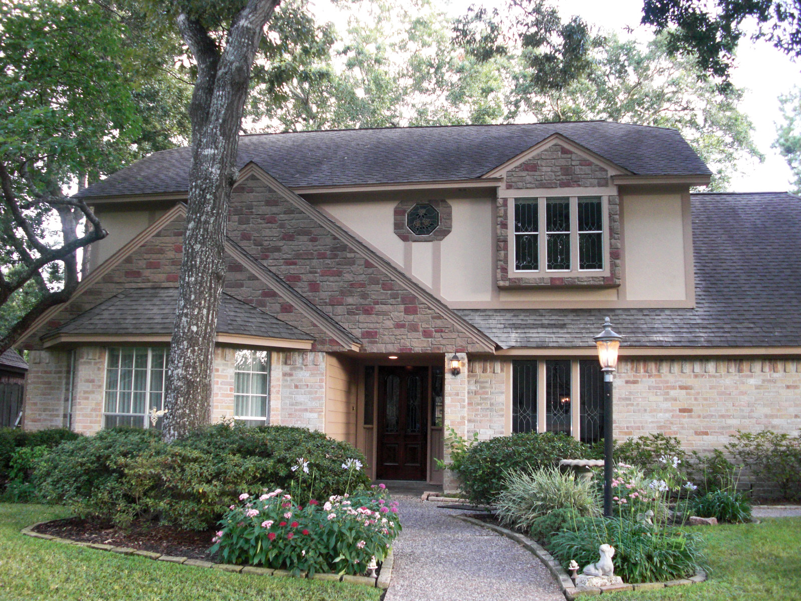 Cobblestone veneer on a homes exterior
