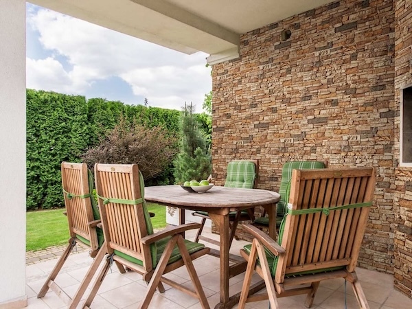 Colorado Dry Stack Faux Stone Panels in Sierra Brown