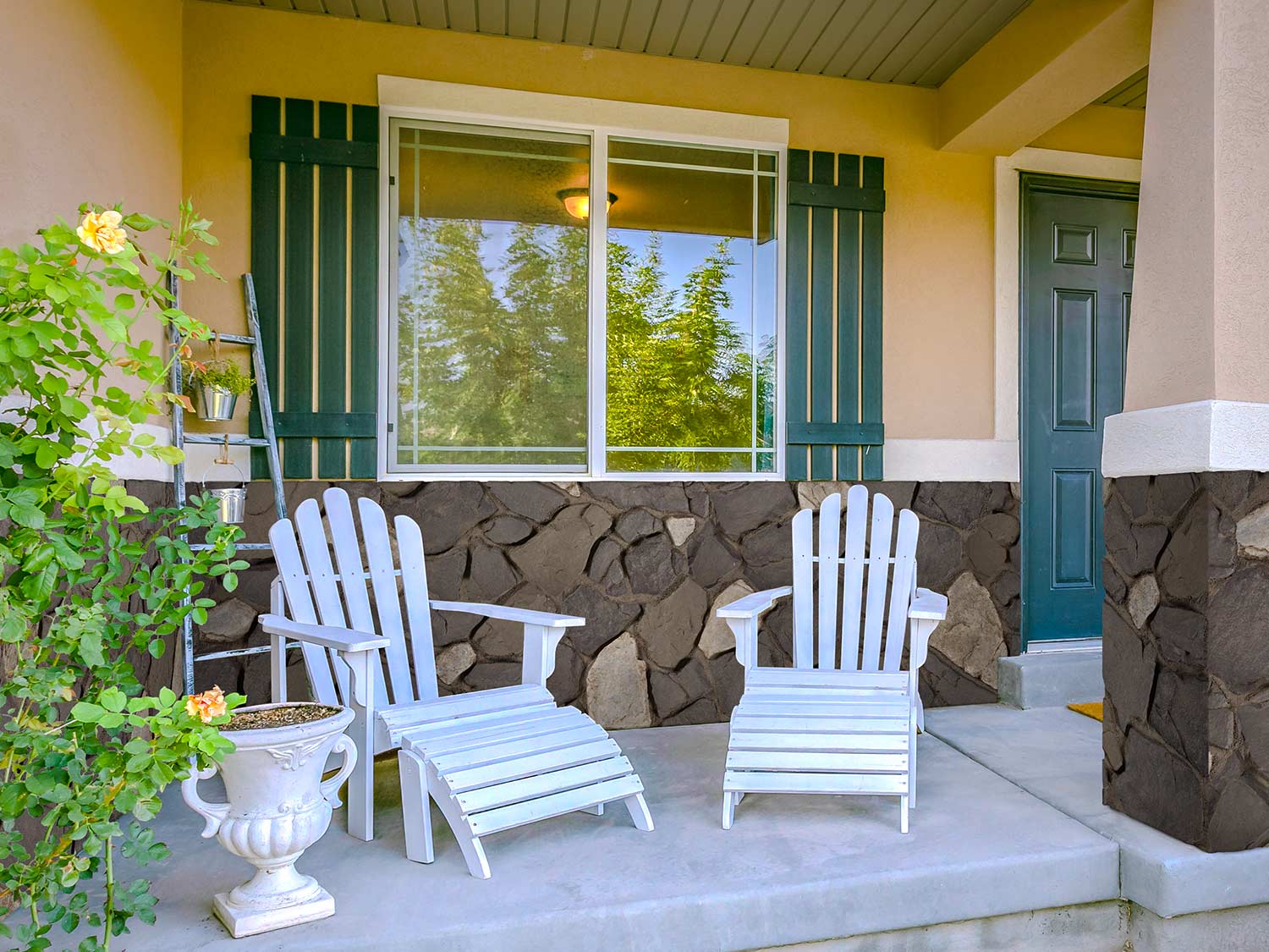 Anson fieldstone creating a cozy and rustic front porch aesthetic