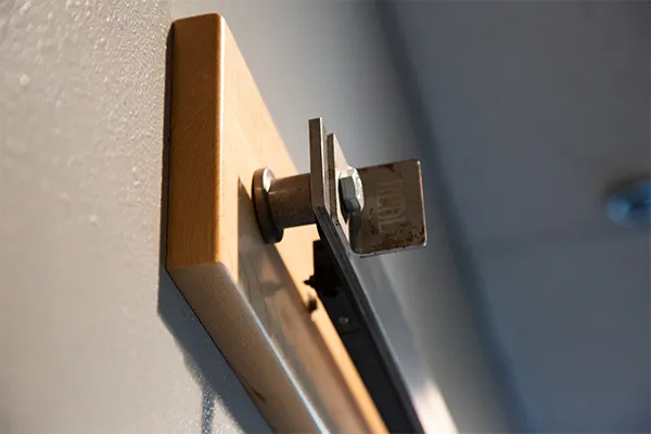 Attaching the flat track to the wall or ledger board Attaching the flat track to the wall or ledger board